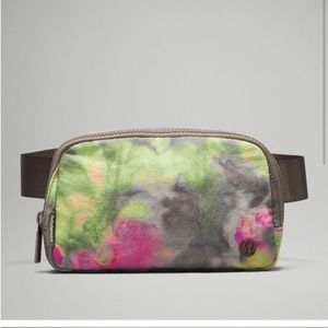 Lululemon everywhere belt bag 1L hyper dye multi